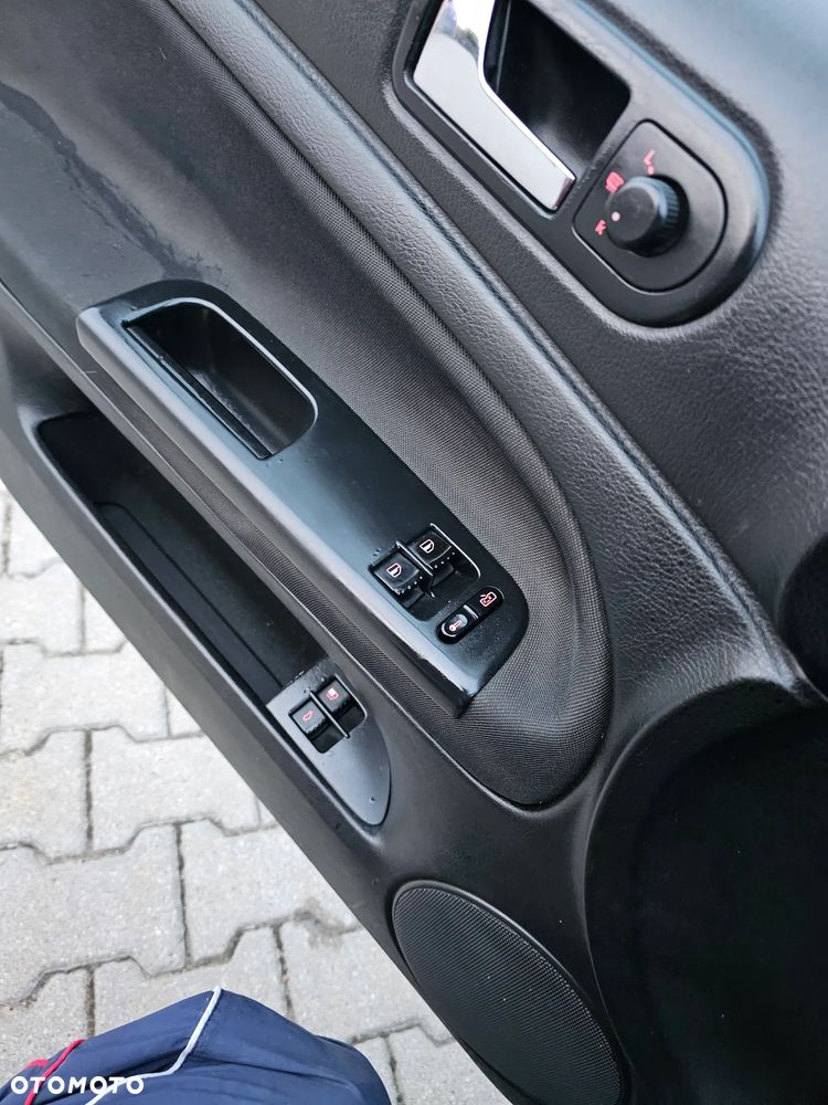 Volkswagen Passat 1.9 TDI Comfortline Family - 25