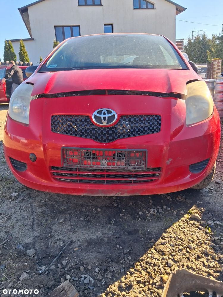 Toyota Yaris II Zderzak przod 3P0