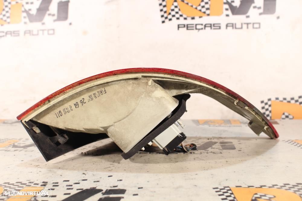 Ótica / Farol Direito Mercedes-Benz B-Class (W245)  A1698202664 / A 16 - 6