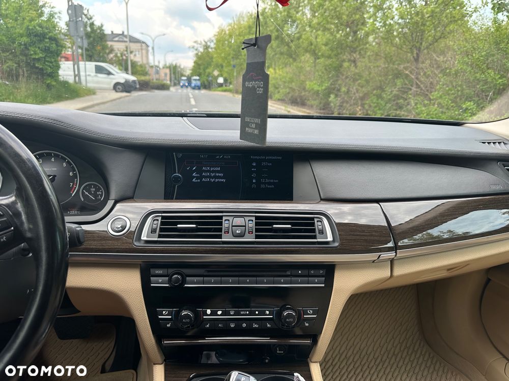 BMW Seria 7 750i L - 12