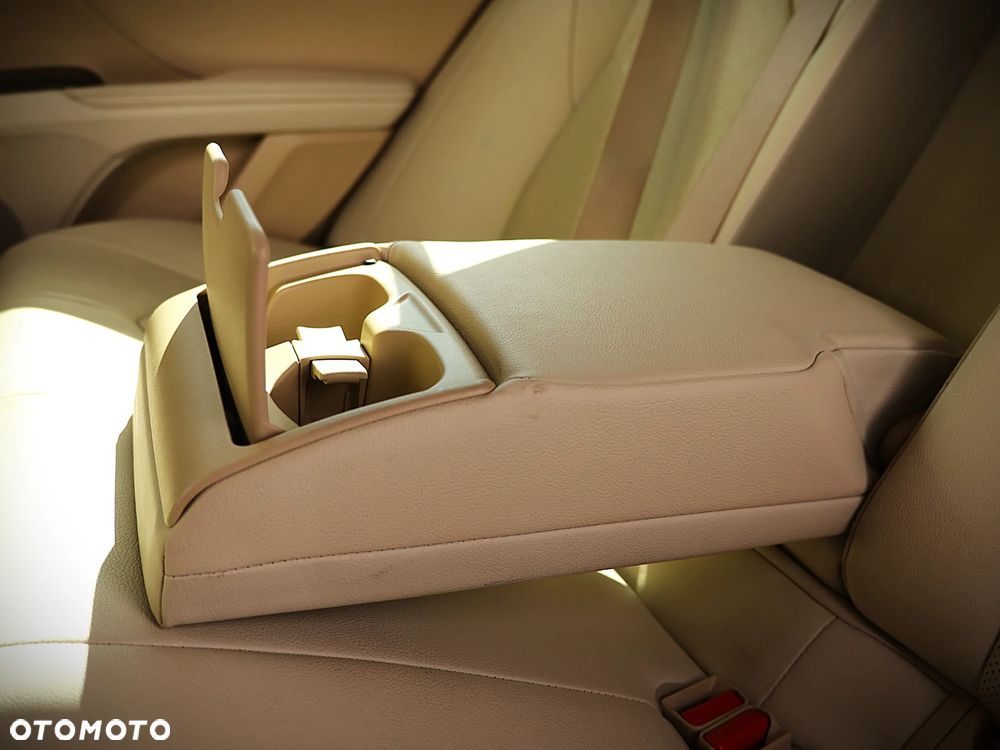 Toyota Camry 2.5 Hybrid Comfort CVT - 23