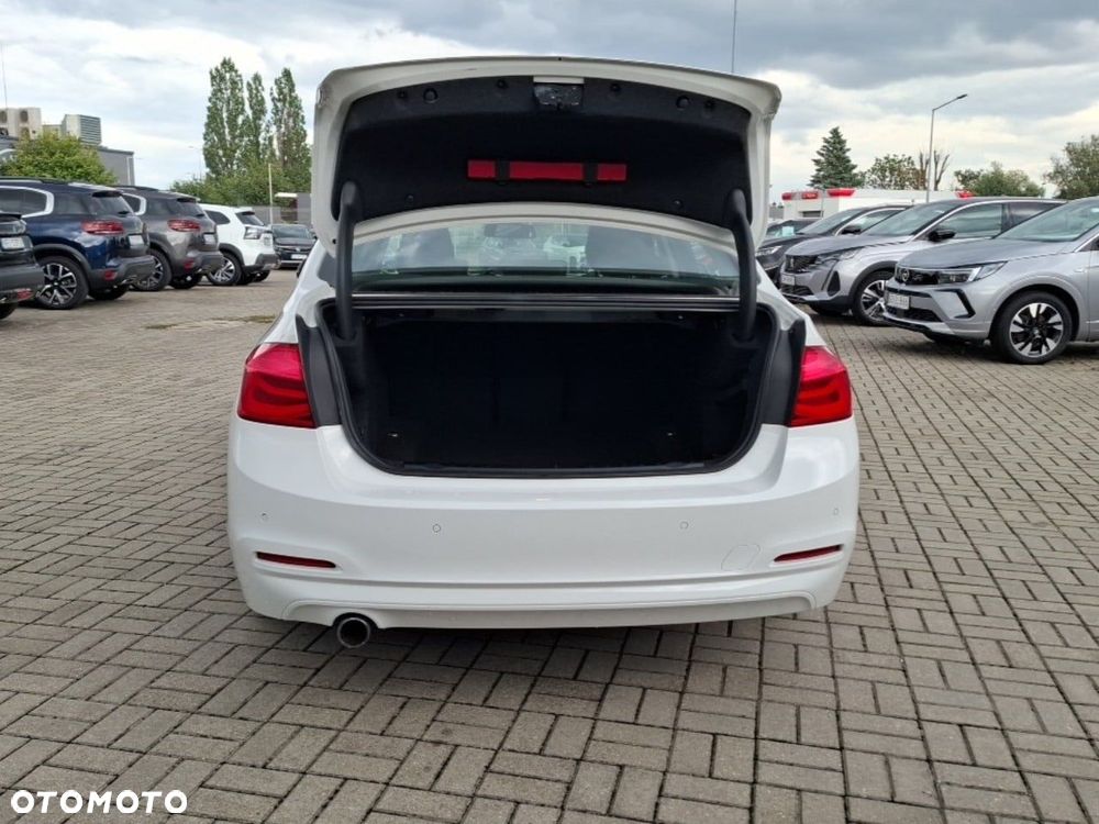 BMW Seria 3 318i - 6