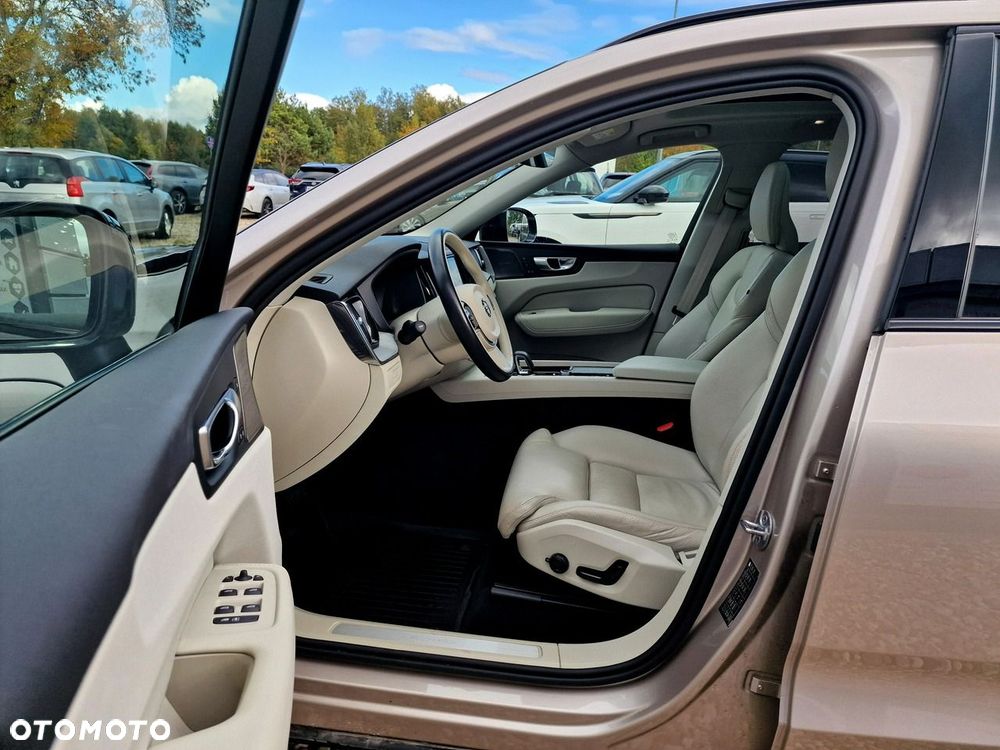 Volvo XC 60 T6 Plug-In Hybrid AWD Ultra Dark - 17