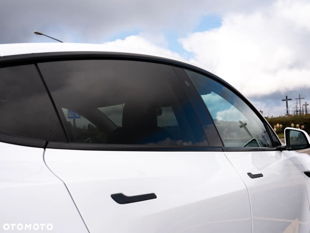 Tesla Y Long Range AWD - 29