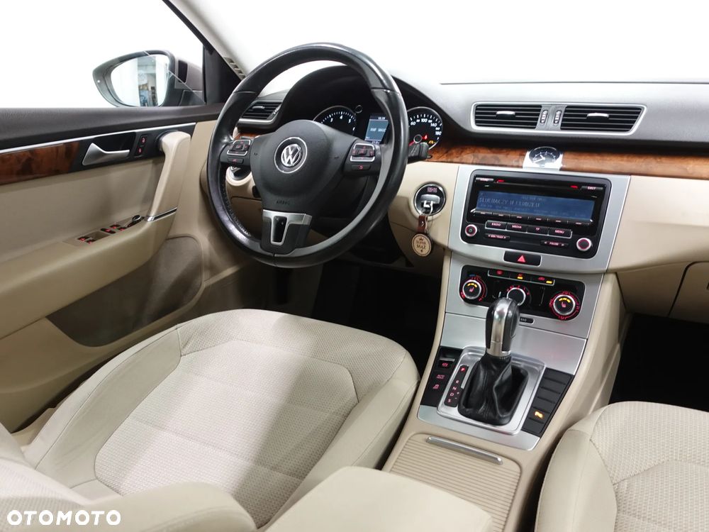 Volkswagen Passat - 32