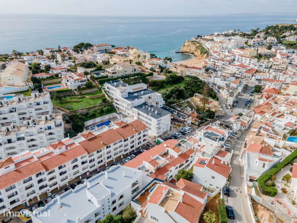 Apartamento T2 Remodelado com Rooftop em Carvoeiro - Grande imagem: 2/35