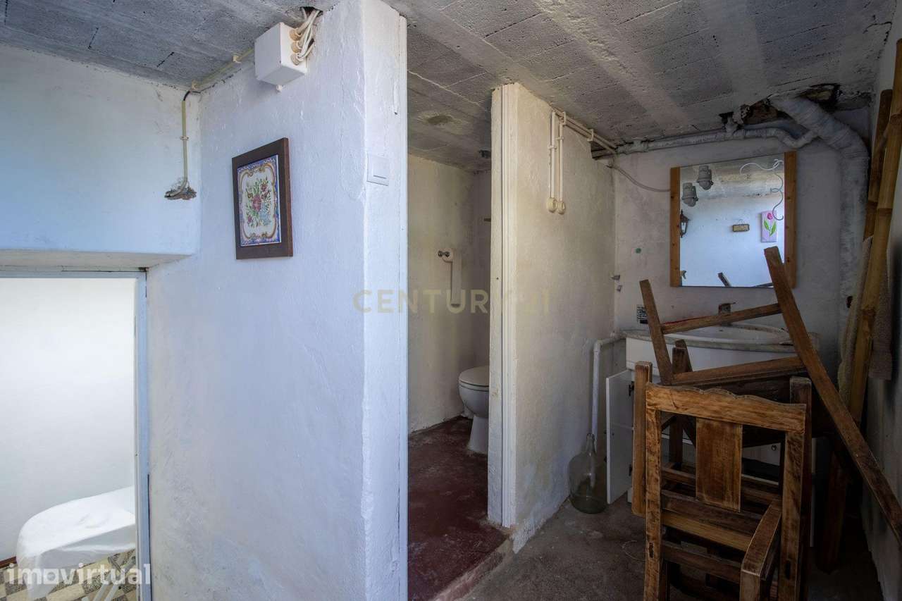 Moradia para recuperar com garagem, barracão, anexos e terreno - Grande imagem: 5/28