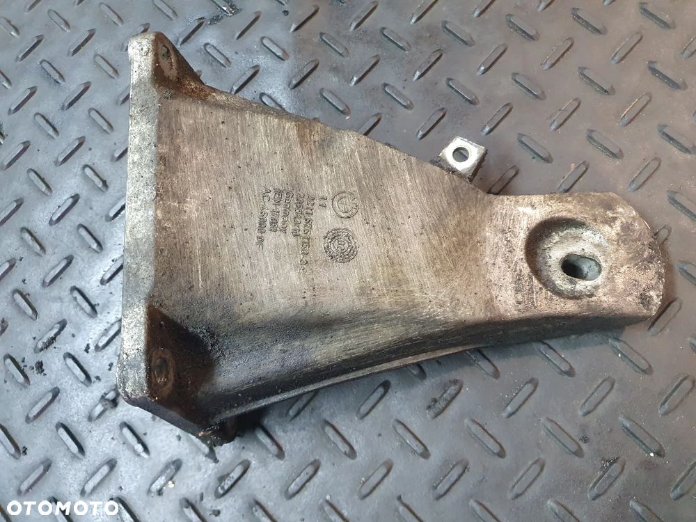 Łapa silnika BMW 5 E60 E61 6761150 2.5 D - 1