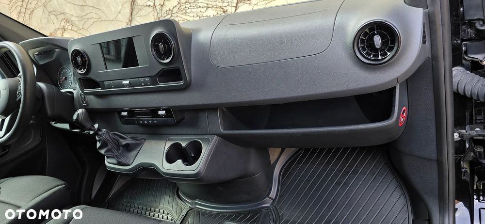 Mercedes-Benz Sprinter - 9