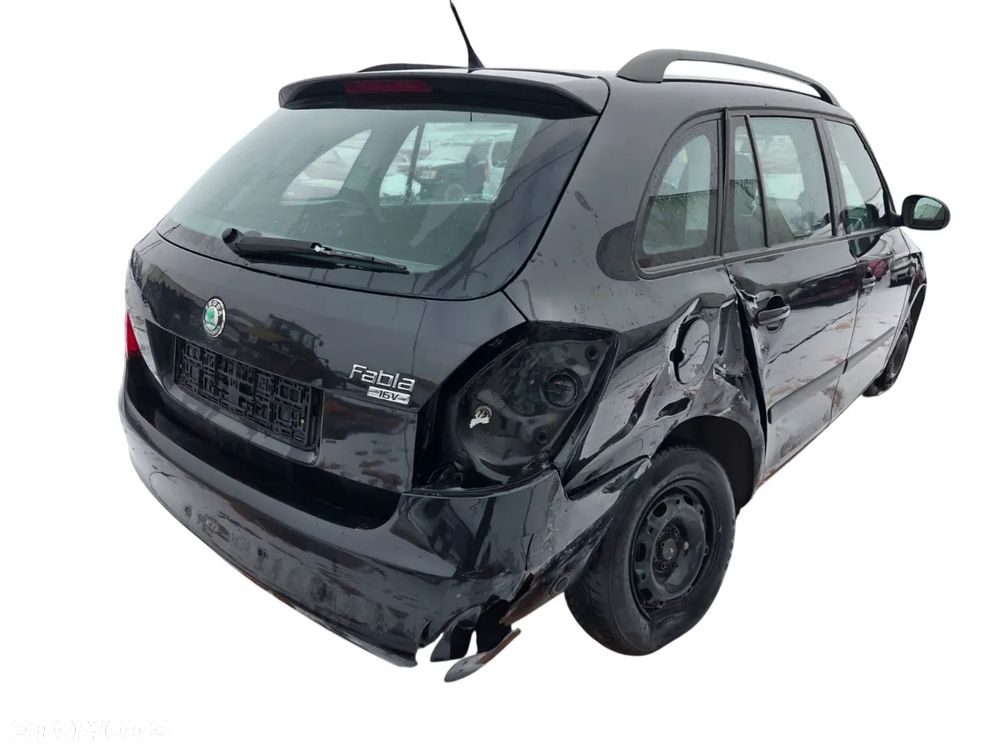 Skoda Fabia Kombi 2008 Silnik 1.4i 16V (BXW) 85 KM (63 kW) 9910 Na części silnik, maska,  drzwi, błotnik, lampa - 2