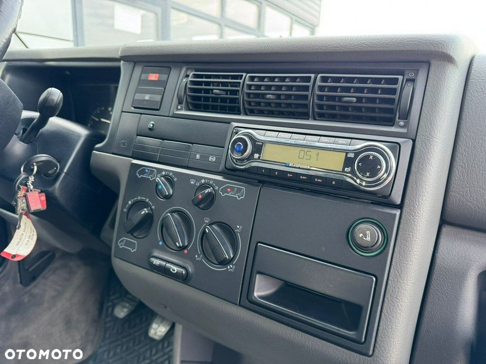 Volkswagen Caravelle - 16