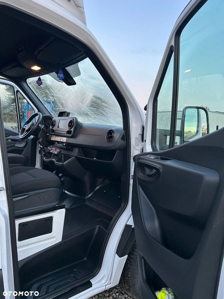 Mercedes-Benz Sprinter - 12