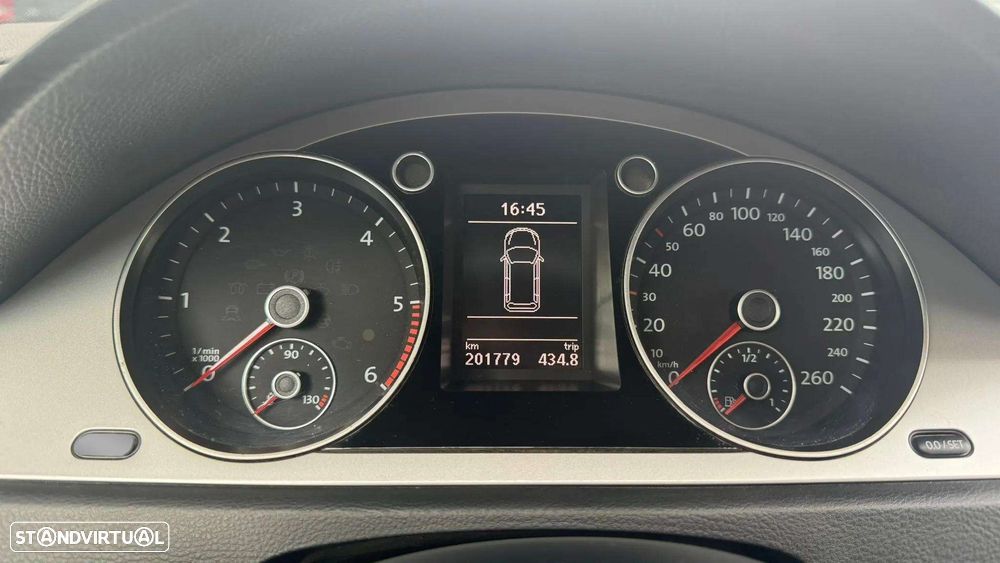 VW Passat 1.6 TDI BlueMotion - 12