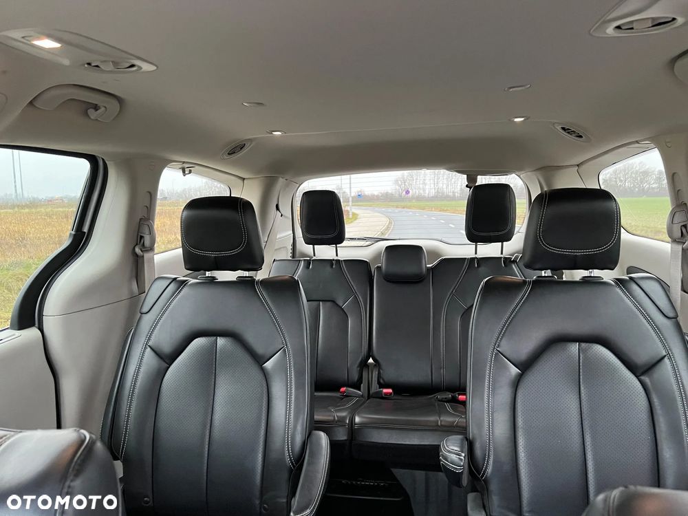 Chrysler Pacifica - 17