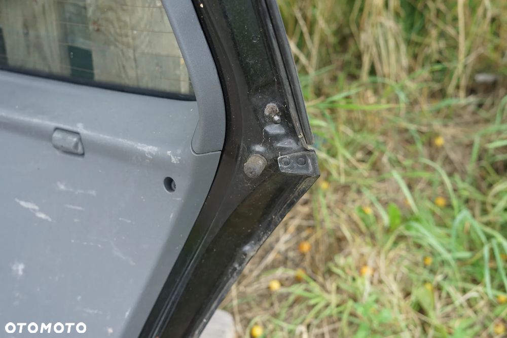 Klapa bagażnika tył tylna Kia Rio II Czarna - 16