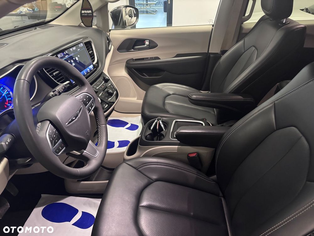 Chrysler Pacifica - 11