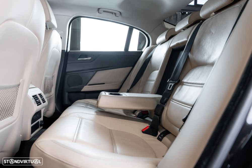 Jaguar XE 2.0 D Prestige Aut. - 27