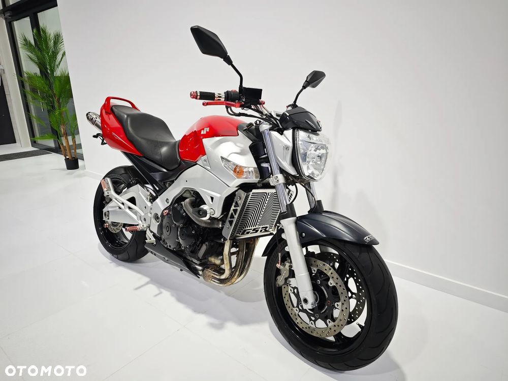 Suzuki GSR - 2