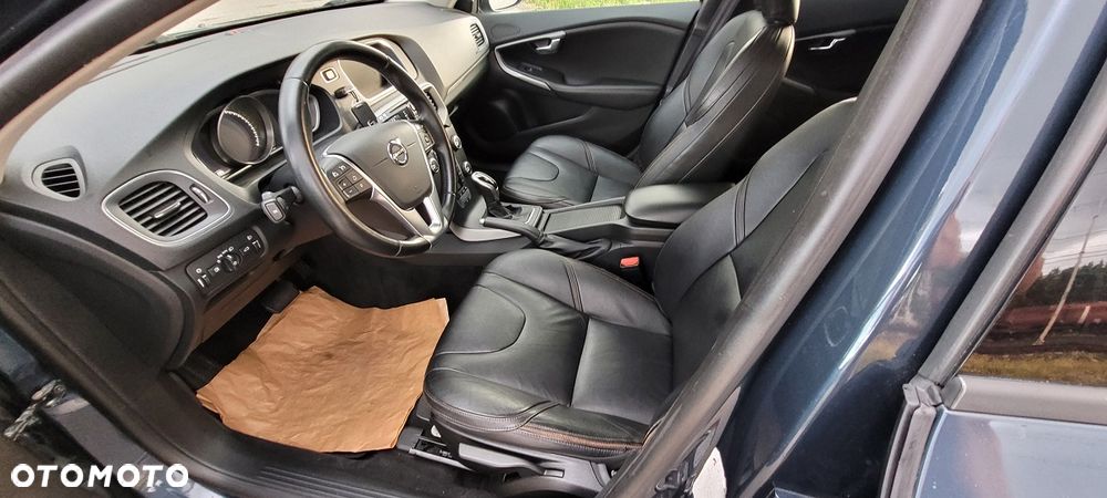 Volvo V40 Cross Country - 11
