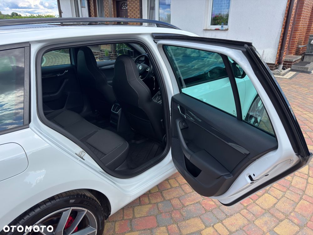 Skoda Octavia 2.0 TDI DSG RS - 23