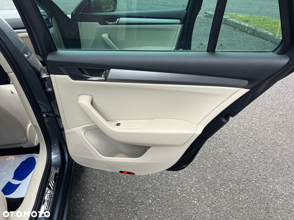 Skoda Superb 2.0 TDI DSG Premium Edition - 31