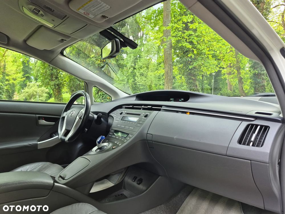 Toyota Prius (Hybrid) Executive - 22