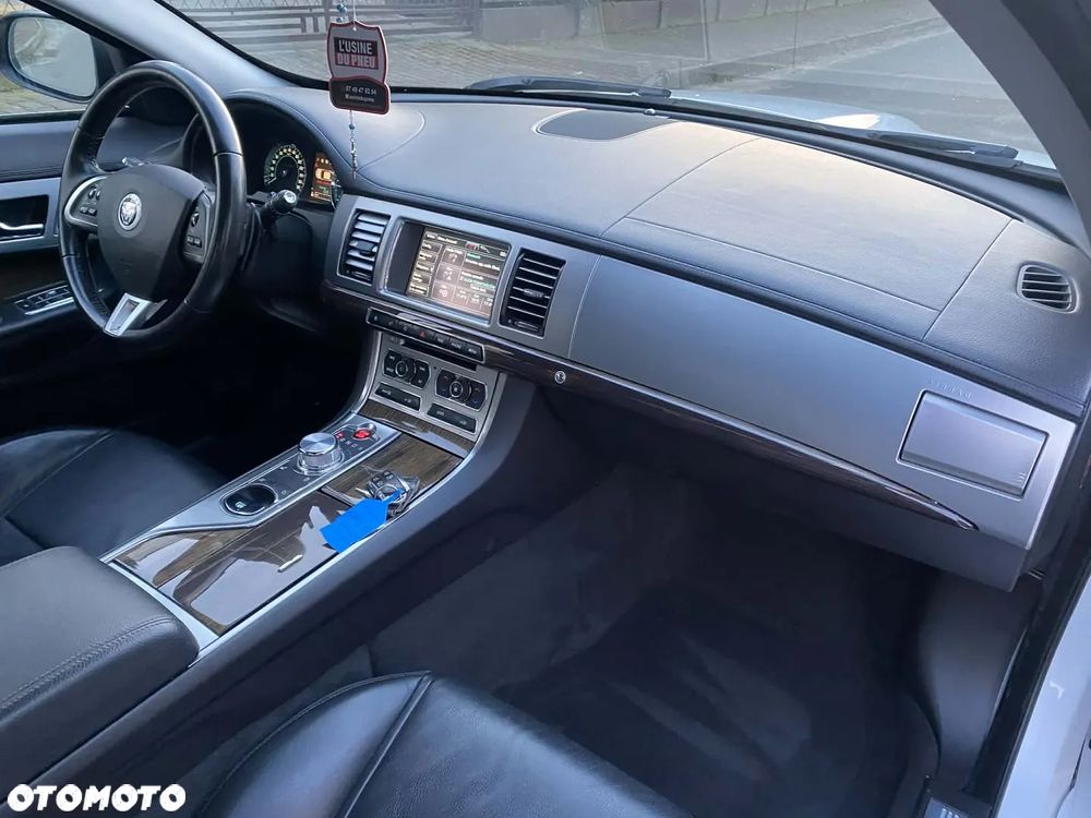 Jaguar XF 3.0 V6 D Luxury - 10