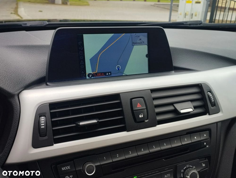 BMW Seria 3 320i Touring - 12