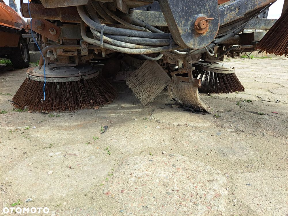 POJAZD SPRZĄTAJĄCY ZAMIATARKA - 12