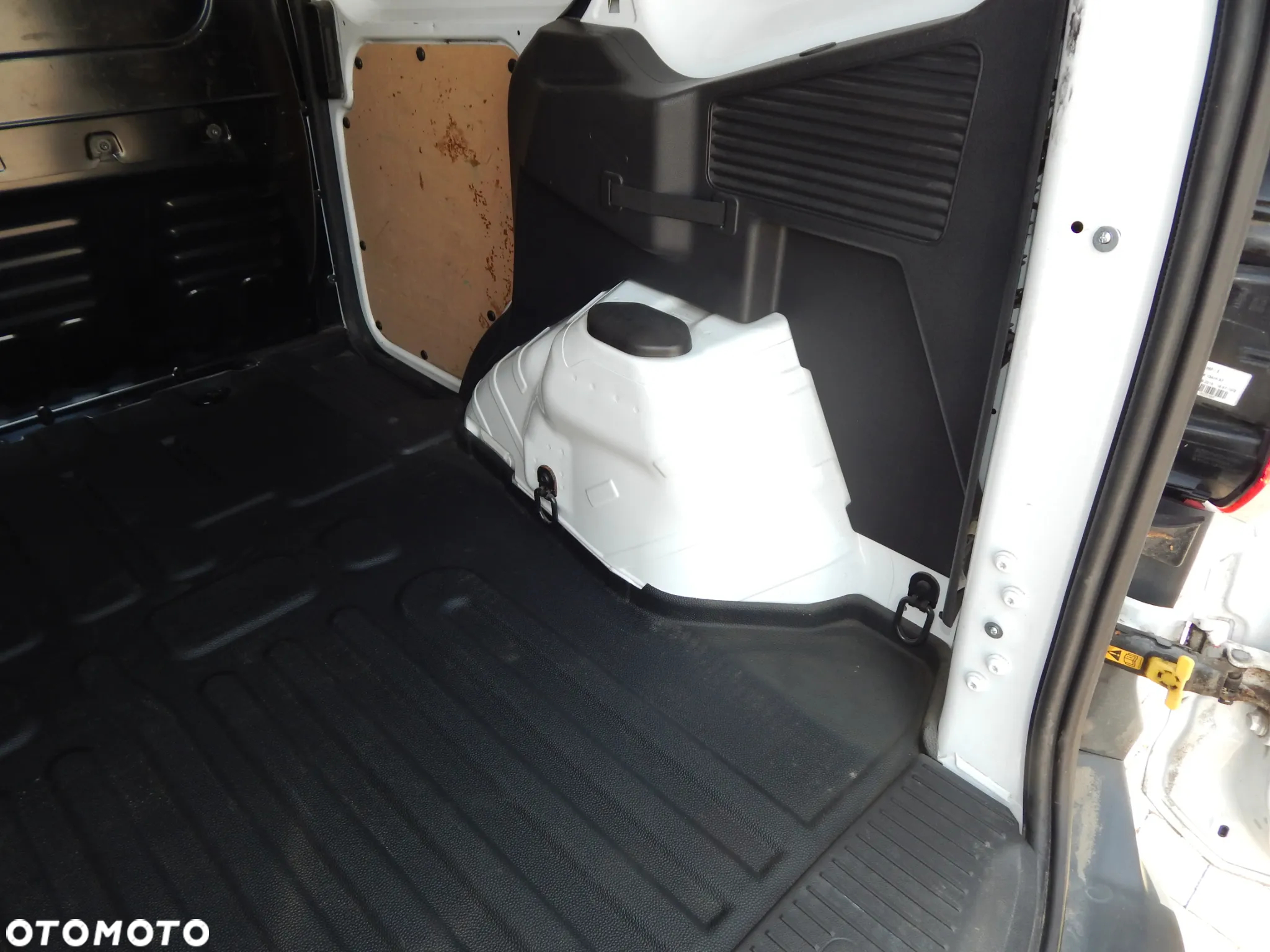 Ford COURIER - 12