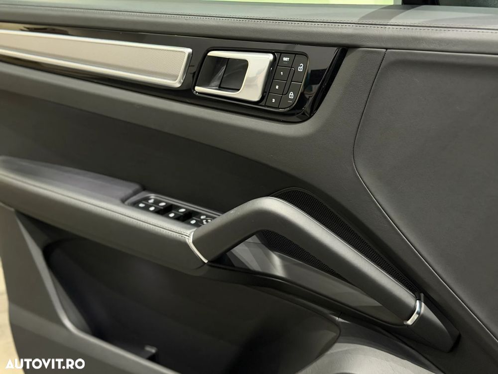 Porsche Cayenne - 25