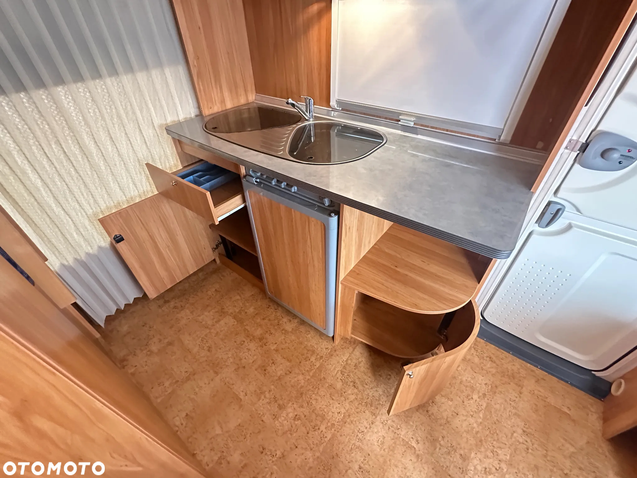 Burstner 435 TK z przedsionkiem, napędem i łóżkami piętrowymi 1200kg - 22