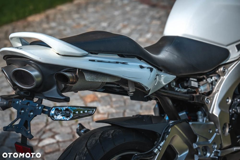 Suzuki GSR - 6