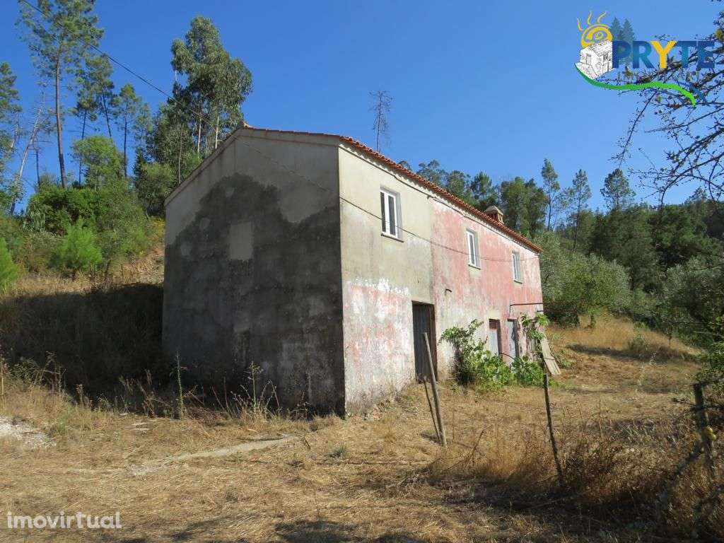 Quintinha composta por casa de dois pisos situada perto da Sertã - Grande imagem: 2/26
