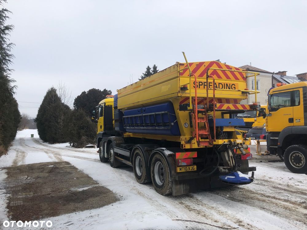 MAN TGS 32.360 8x4 piaskarka solarka schmidt euro5 pług - 10