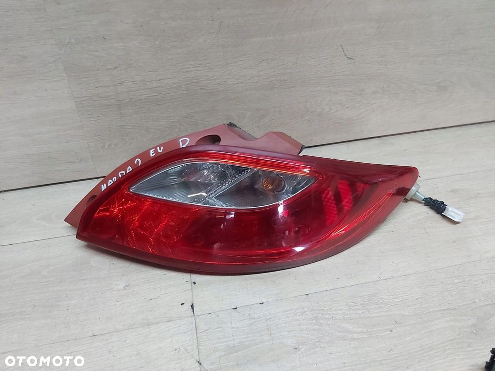 MAZDA 2 II DE lampa prawy tył - 1