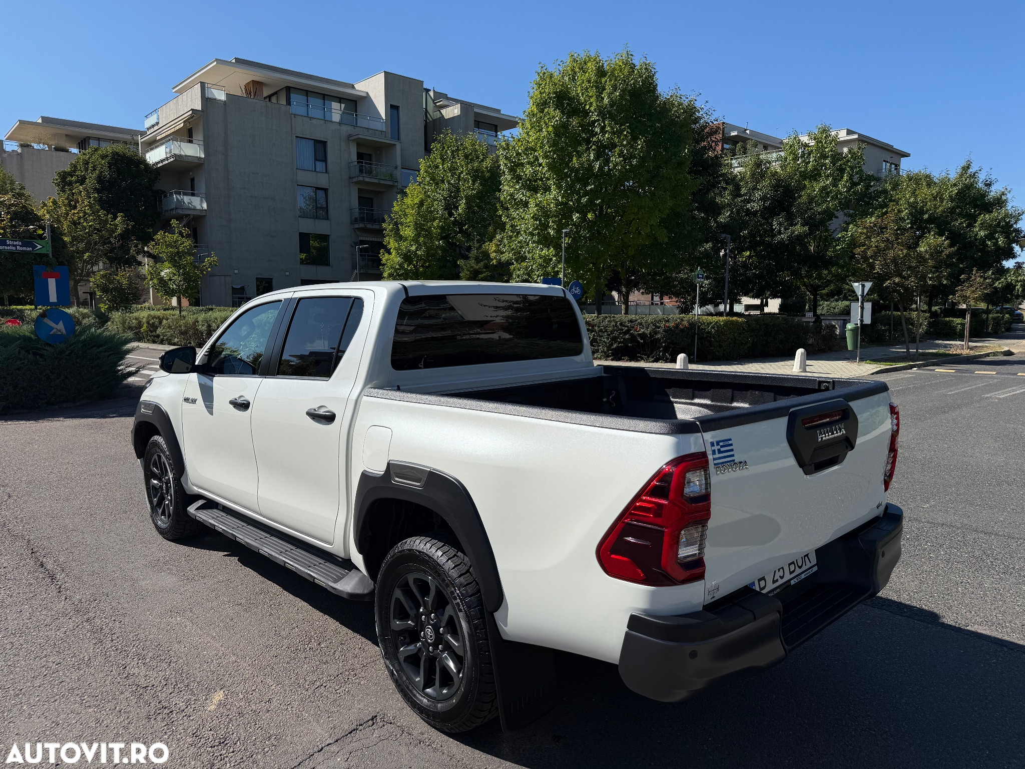 Toyota Hilux 2.8D 204CP 4x4 Double Cab AT Invincible Color Edition - 3