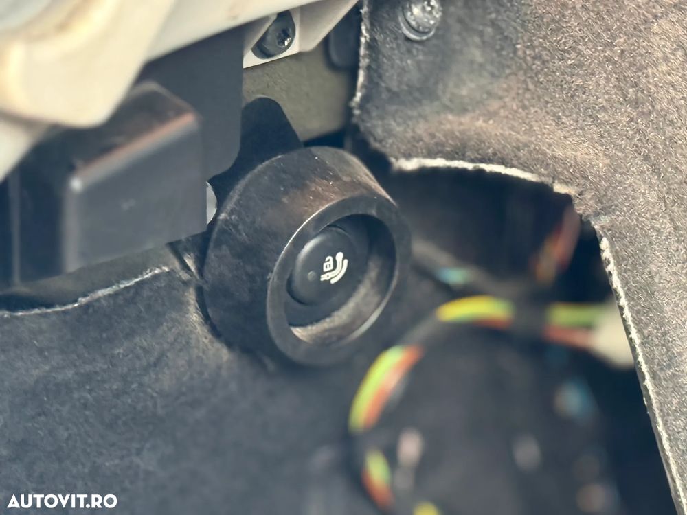 BMW Seria 3 318d DPF Touring Edition Exclusive - 33