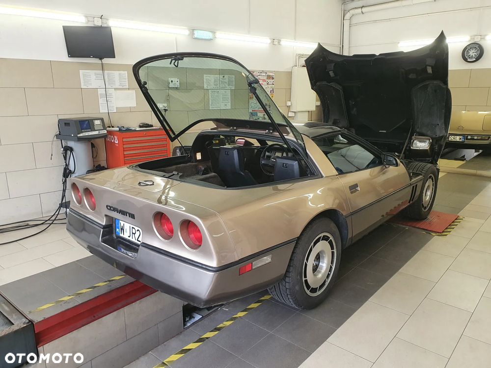 Chevrolet Corvette - 12