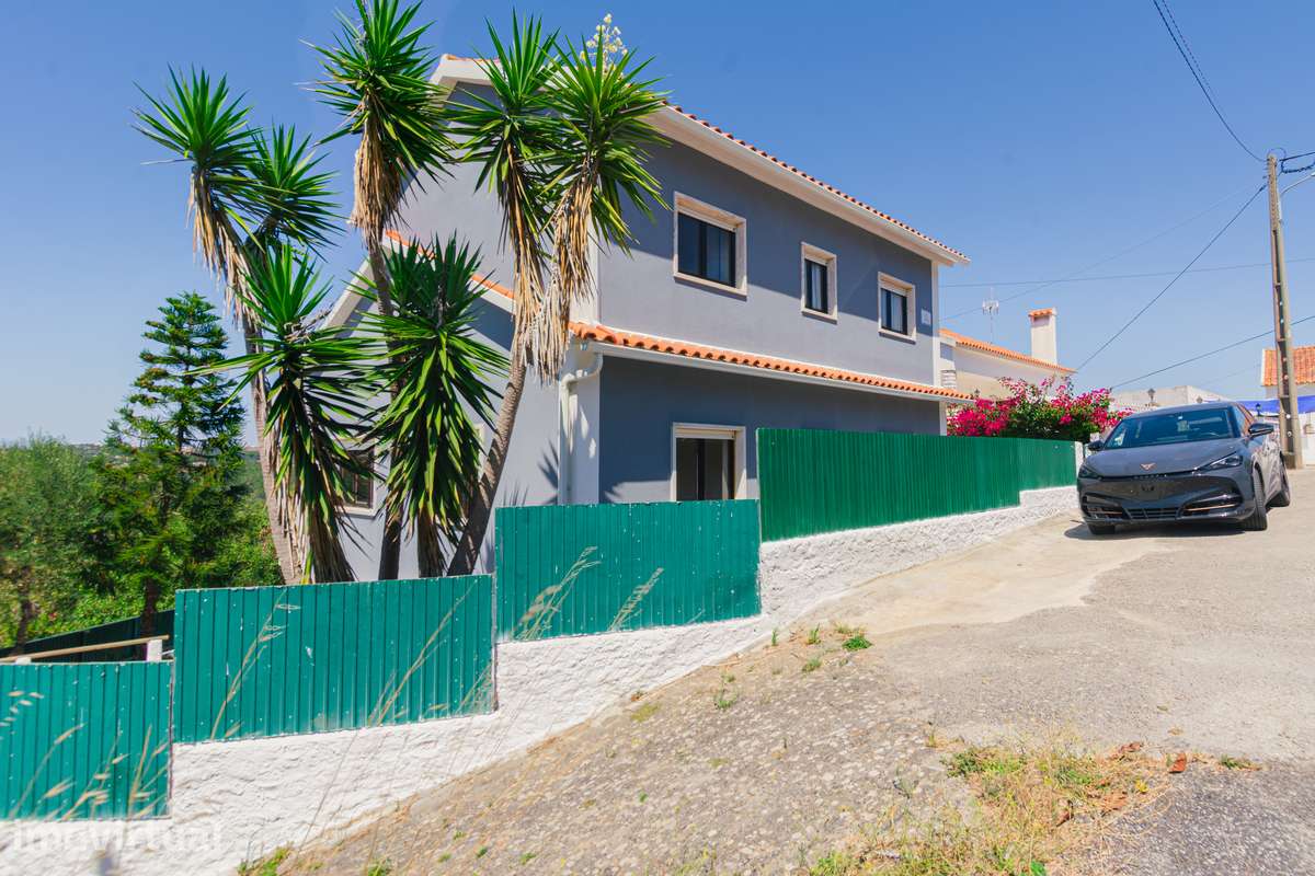 Moradia T4 com terreno de 322 m² na Carvoeira – Vista Campo e Mar - Grande imagem: 2/43