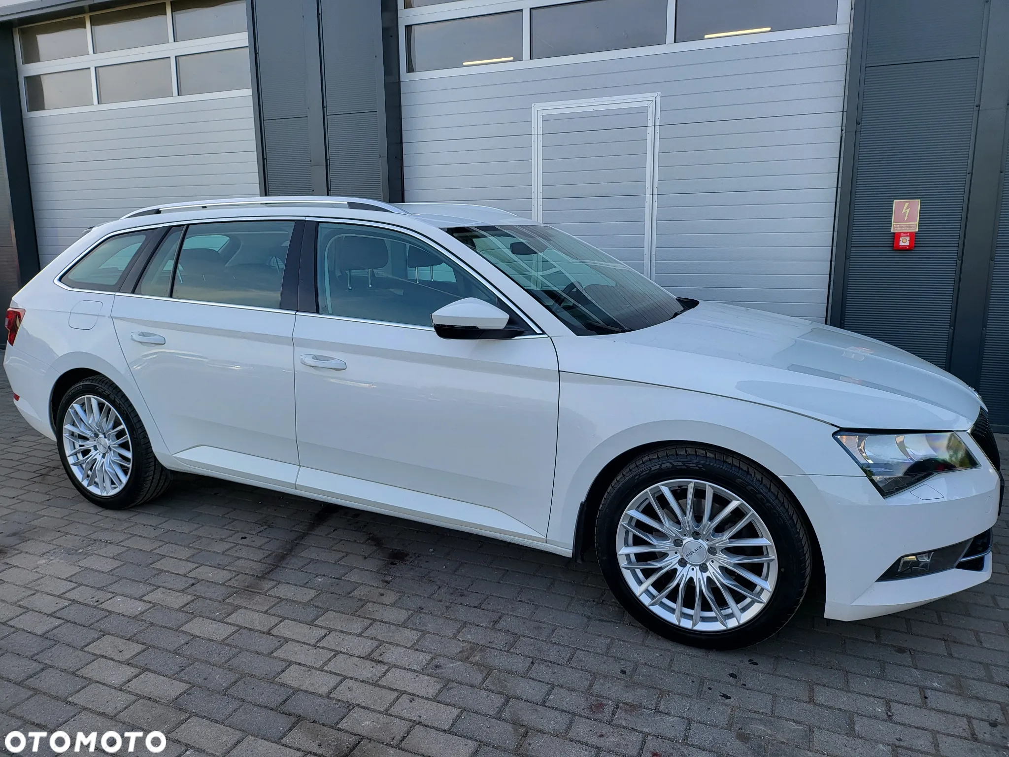 Skoda Superb Combi 2.0 TDI DSG Ambition - 34