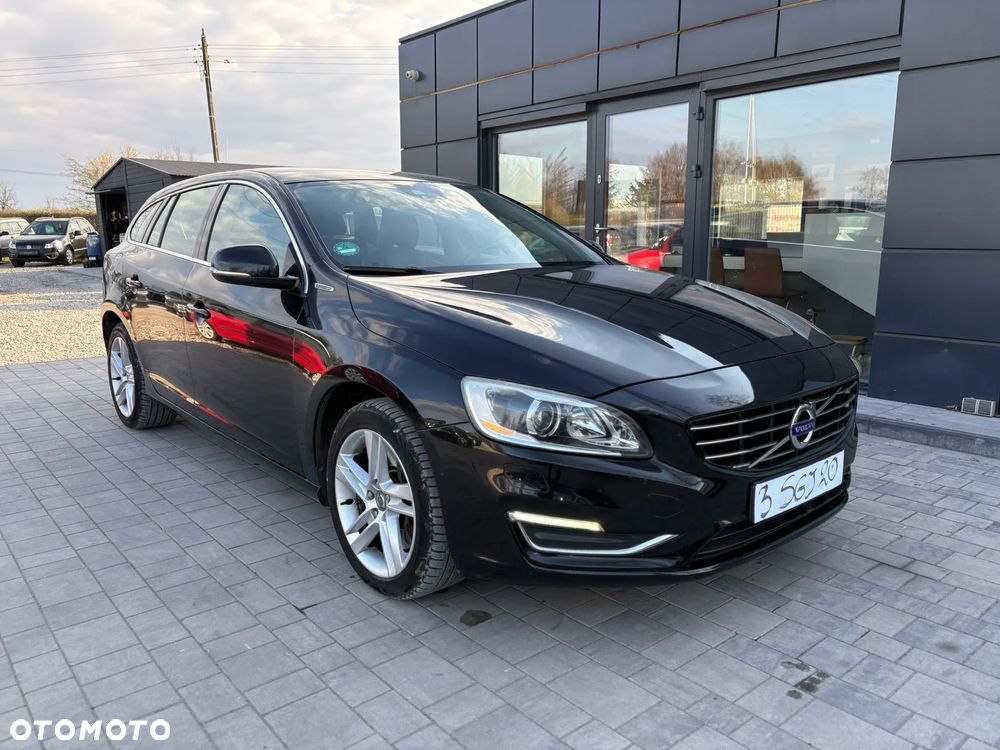 Volvo V60 D6 AWD Plug-in Hybrid Momentum - 1
