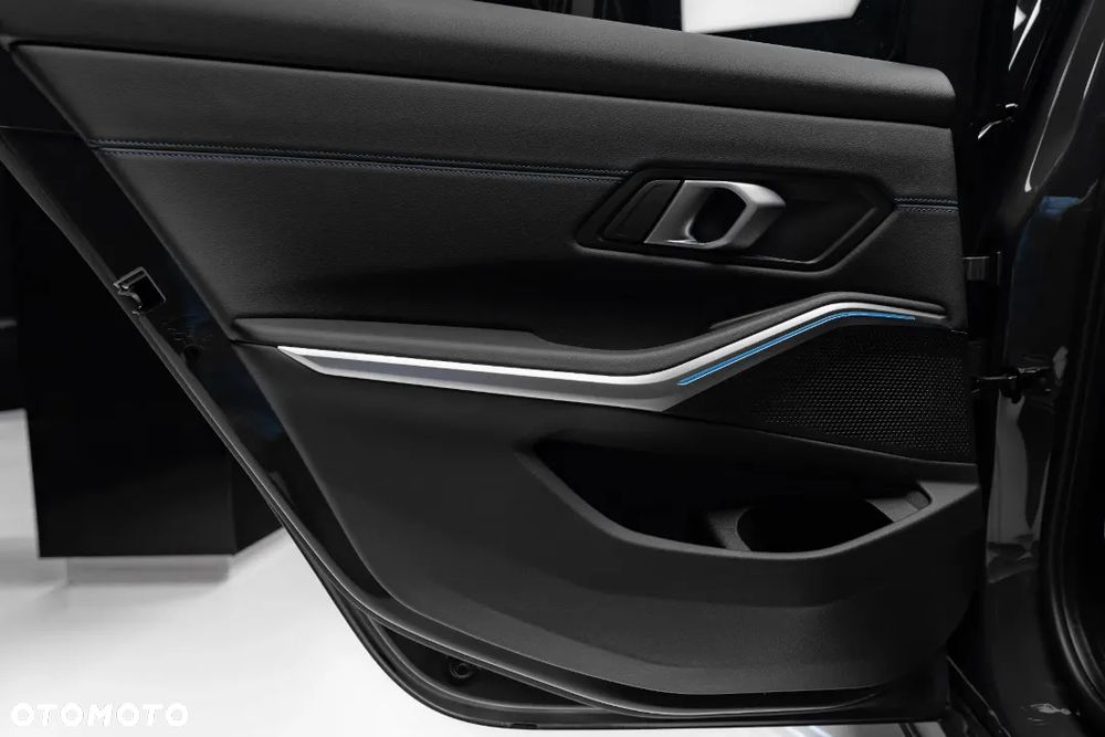 BMW Seria 3 320i - 33