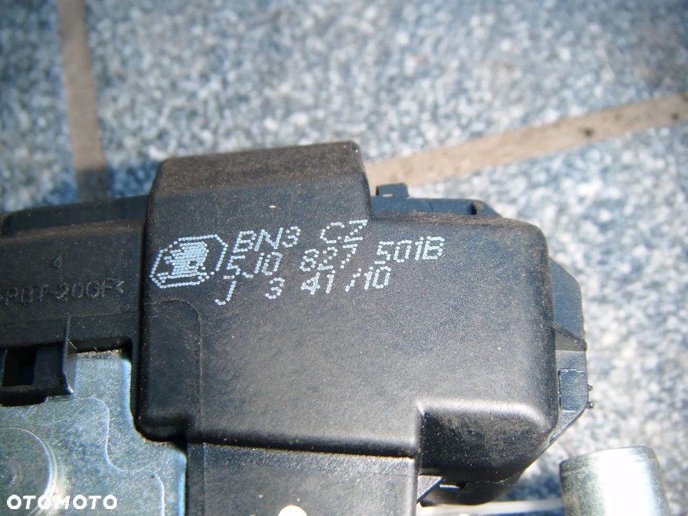 skoda roomster 10r zamek klapy tył   5j0827501b - 4