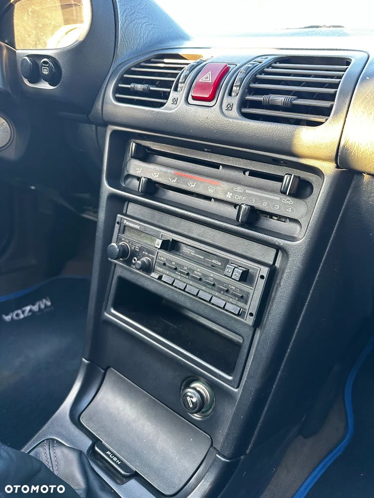 Mazda 323F - 22