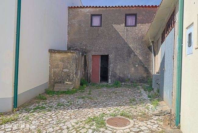 EXCELENTE OPORTUNIDADE DE INVESTIMENTO -MORADIA PARA REABILITAR EM ... - Grande imagem: 2/11