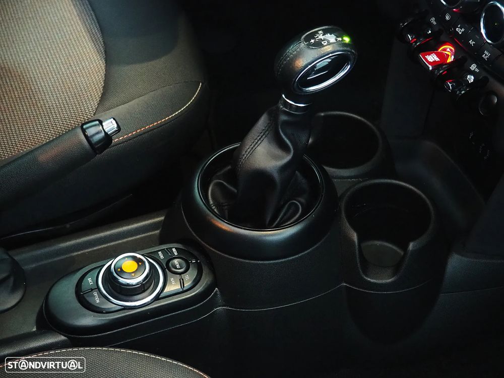 MINI 5 Portas Cooper D Aut. - 18