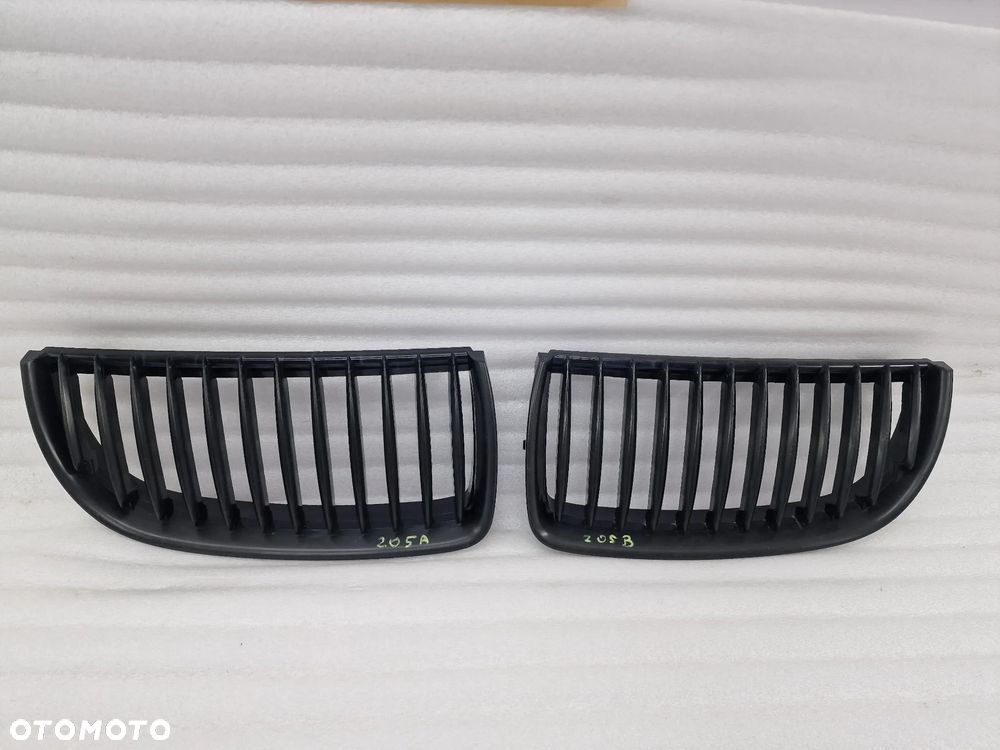 BMW E90 / E91 04- KOMPLET LEWA + PRAWA NERKA / ATRAPA / GRILL PRZEDNI PRZÓD CZARNE BLACK , NR AUKCJI GL205 - 1