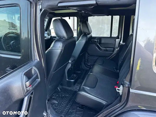 Jeep Wrangler 3.6 Unlim Sahara - 28
