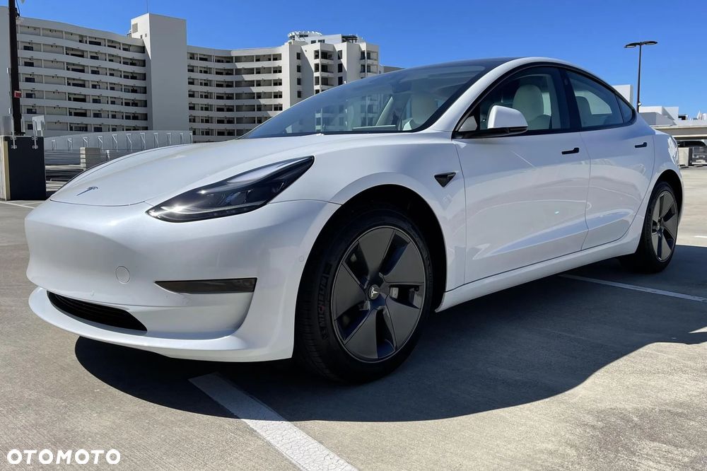 Tesla Model 3 - 4
